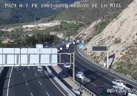 Imagen de la carretera afectada por el alcance múltiple, este jueves.