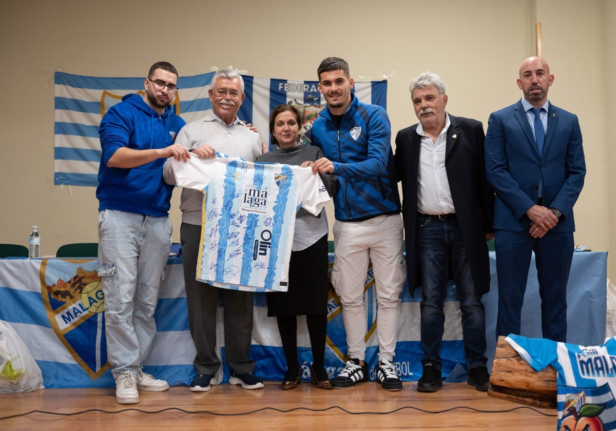 Martín Aguilar, Chupete, Miguel Molina y Antonio López, con representantes de la Peña 'Malakatón'.