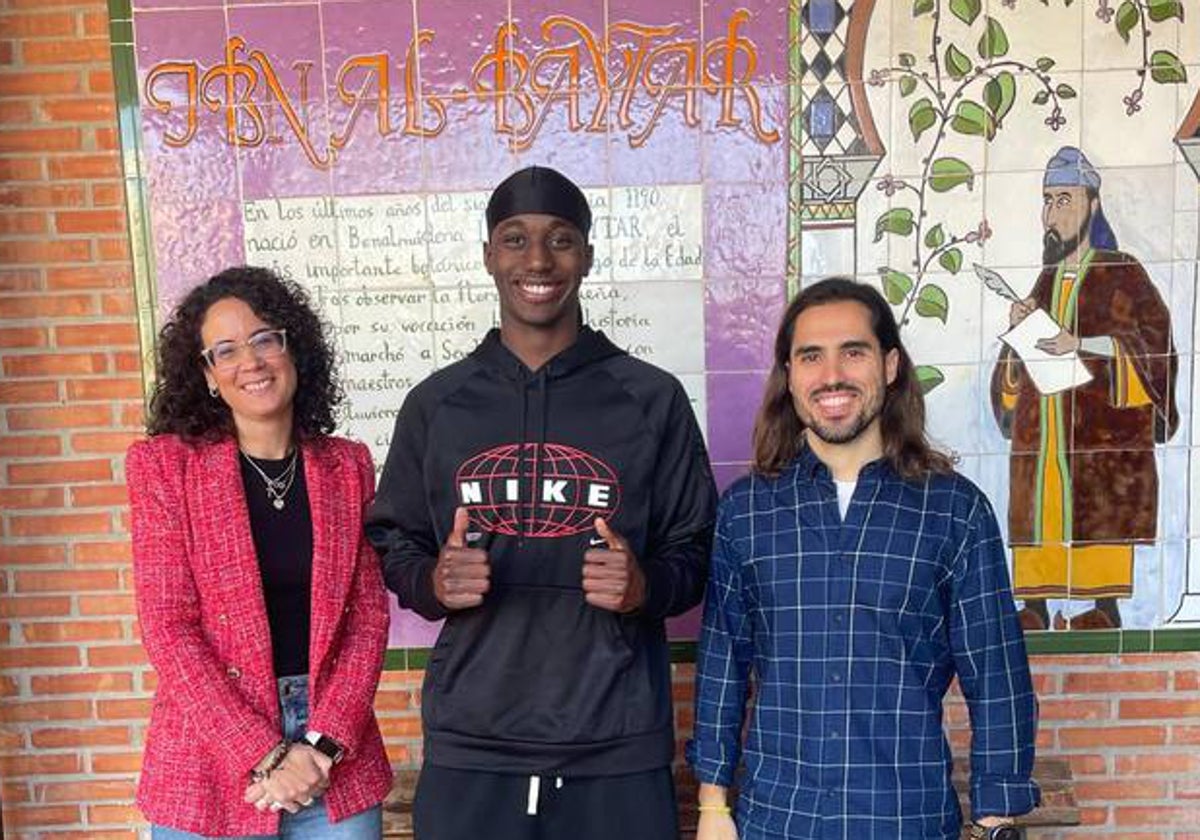 Beatriz Martínez, Ahmadou Amar y Miguel Alcaide, en el IES Al-Baytar (Benalmádena).