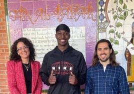 Beatriz Martínez, Ahmadou Amar y Miguel Alcaide, en el IES Al-Baytar (Benalmádena).