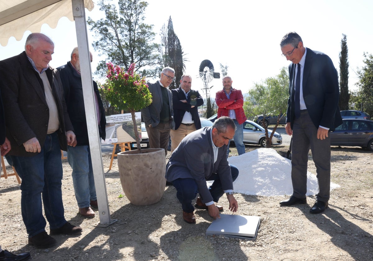 El presidente de la Diputación, Francisco Salado y el alcalde de Álora, Francisco Martínez, durante la colocación de la primera piedra.