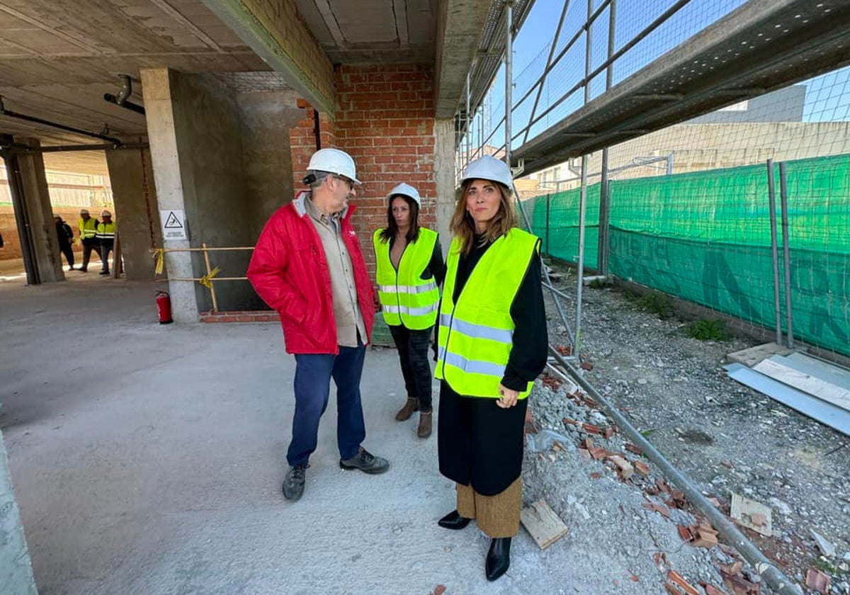 La alcaldesa, Ana Mata, en su visita a las obras hace ahora un año.