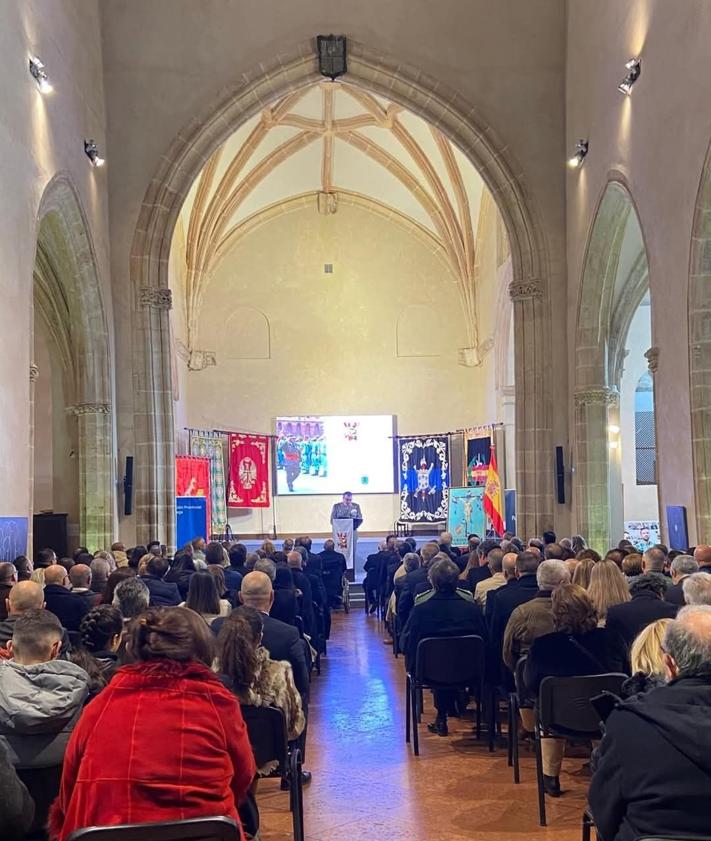 Imagen secundaria 2 - Distintas autoridades, una parte de la exposición de Miguel Temprano y la ponencia de Julio Salom.