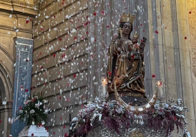 Petalada a la Patrona de Málaga durante su salida de la parroquia de San Juan.