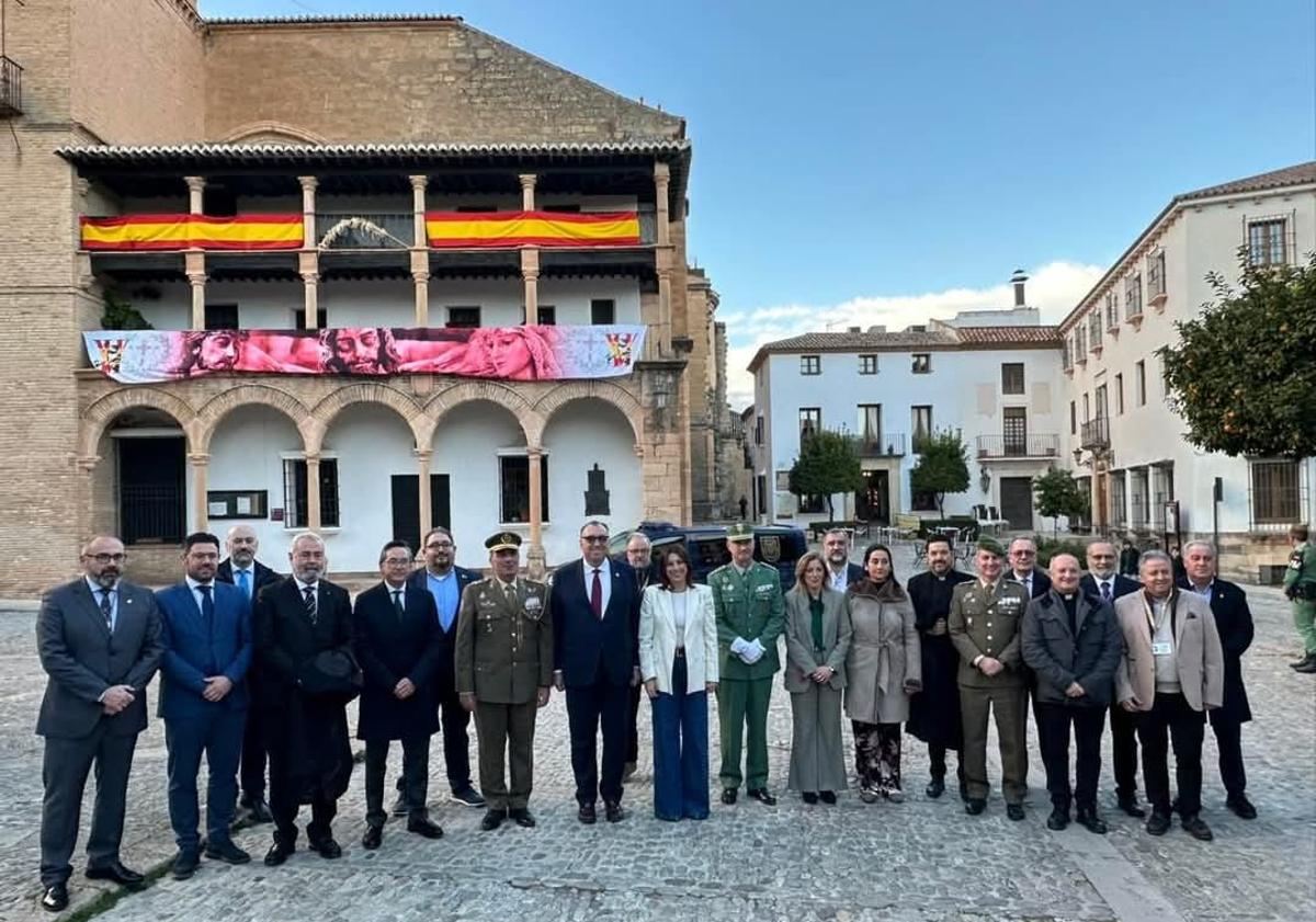 Imagen principal - Distintas autoridades, una parte de la exposición de Miguel Temprano y la ponencia de Julio Salom.