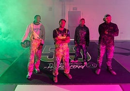 Kendrick Perry posa con Víctor García y su equipo.