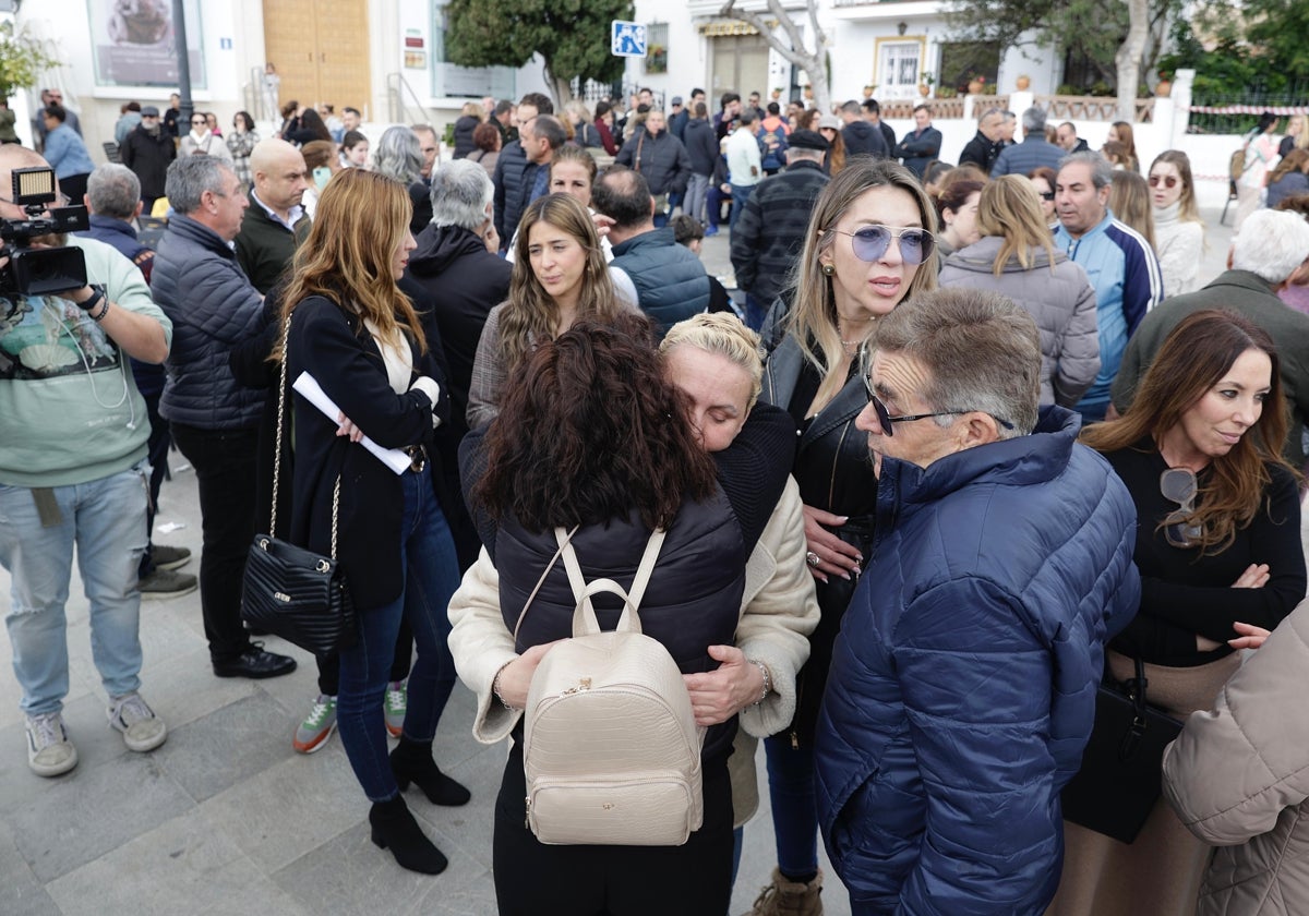 Concentración en Benalmádena en repulsa al crimen machista de Lina.