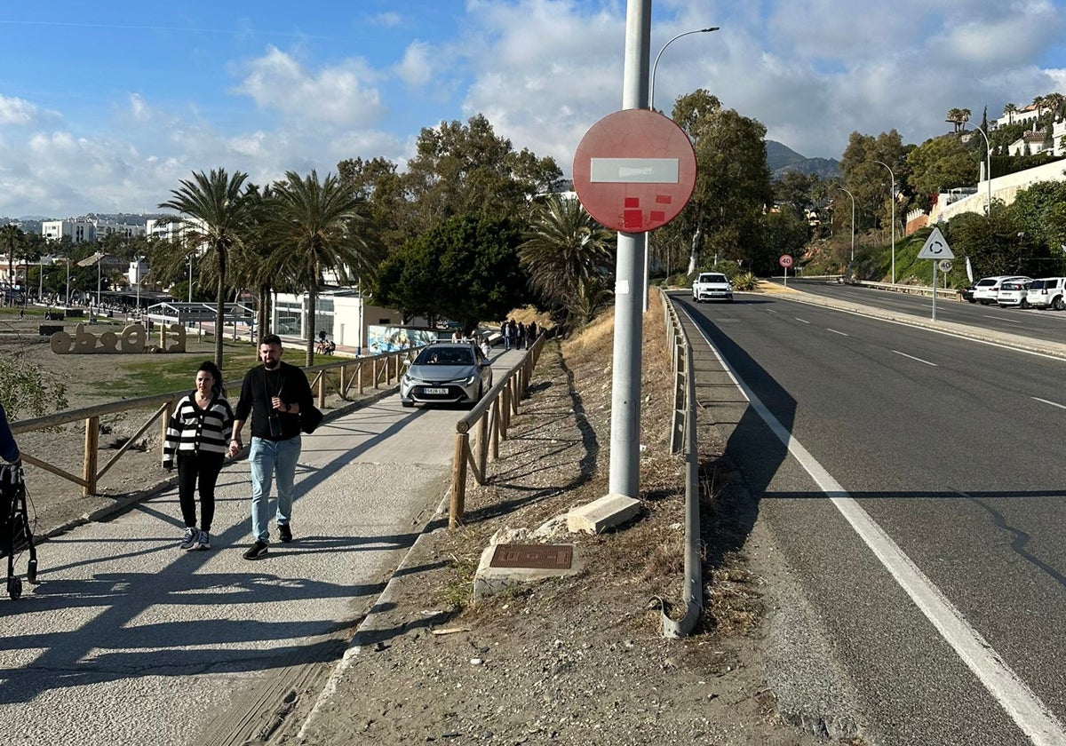 La calle en una dirección, en la zona del Puerto Deportivo de El Candado.