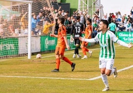 Castillo celebra el tanto que le marcó al Xerez Deportivo.