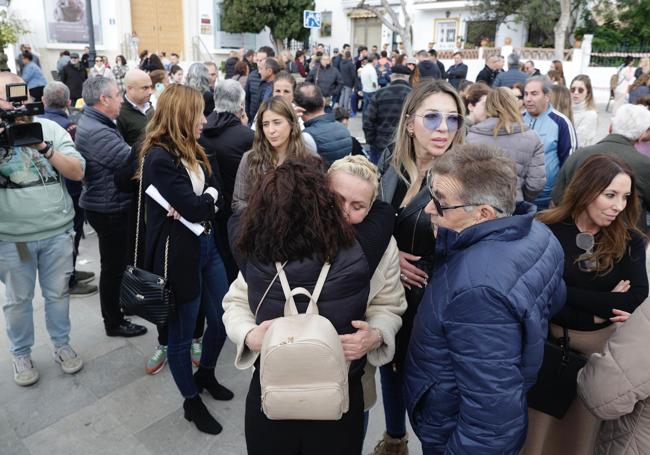 Los vecinos se concentraron en señal de duelo este mismo domingo en la plaza de las Tres Culturas de Benalmádena Pueblo.