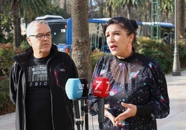 La viceportavoz de Con Málaga, Toni Morillas, junto a un técnico del grupo municipal José Antonio Guerrero.