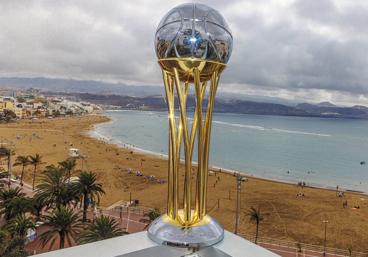 El trofeo de La Copa, con la playa de Las Canteras de Las Palmas como fondo.