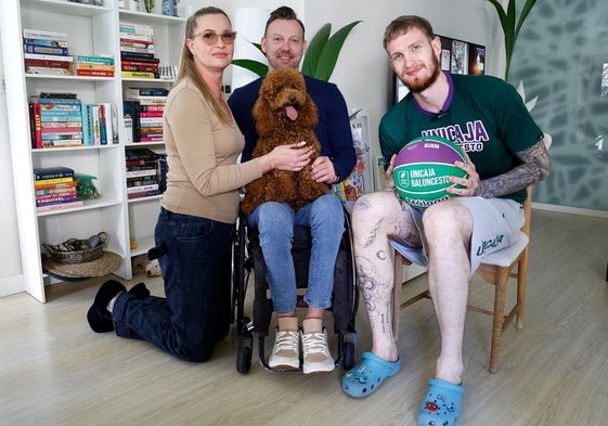 Balcerowski, en el salón de su casa en Playamar junto a su padre Marcin, su madre Sylwia y su perro Figa.