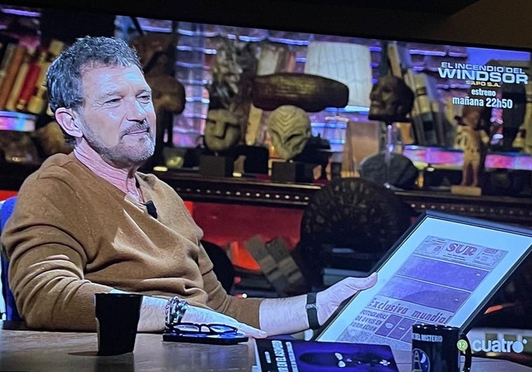 Antonio Banderas acude a 'Cuarto Milenio' y recibe un peculiar regalo