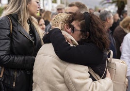 Dos mujeres se abrazan durante la concentración este domingo en Benalmádena en repulsa del asesinato de Lina.