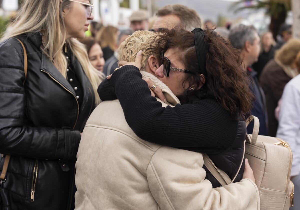 Dos mujeres se abrazan durante la concentración este domingo en Benalmádena en repulsa del asesinato de Lina.