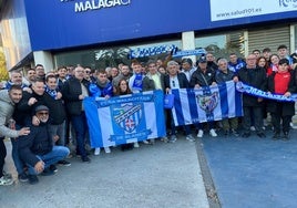 El presidente de la Federación de Peñas Malaguistas, Miguel Molina, junto con los desplazados desde la localidad gerundense de Blanes, de la Peña Malacitana del pueblo catalán.