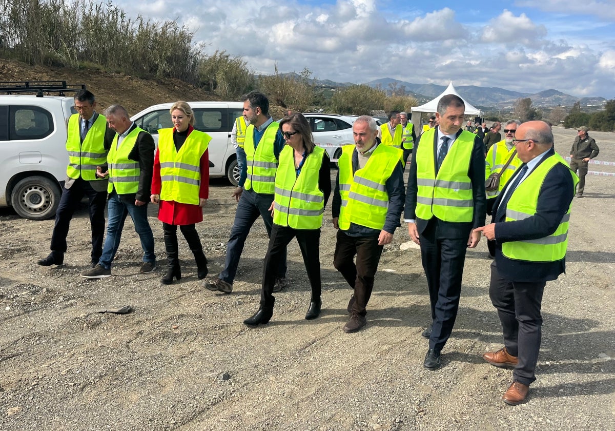 Los consejeros de Economía y Agricultura, este lunes en Vélez-Málaga, en el cauce del río Benamargosa.