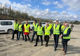 Los consejeros de Economía y Agricultura, este lunes en Vélez-Málaga, en el cauce del río Benamargosa.