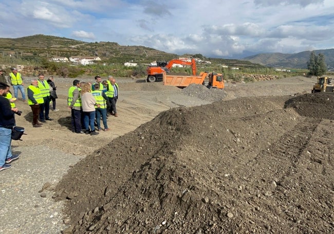 Imagen de la maquinaria pesada, este lunes en el cauce del río Benamargosa.