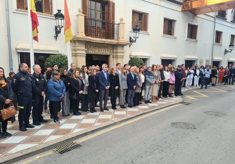 Minuto de silencio a las puertas del Ayuntamiento de Benalmádena.