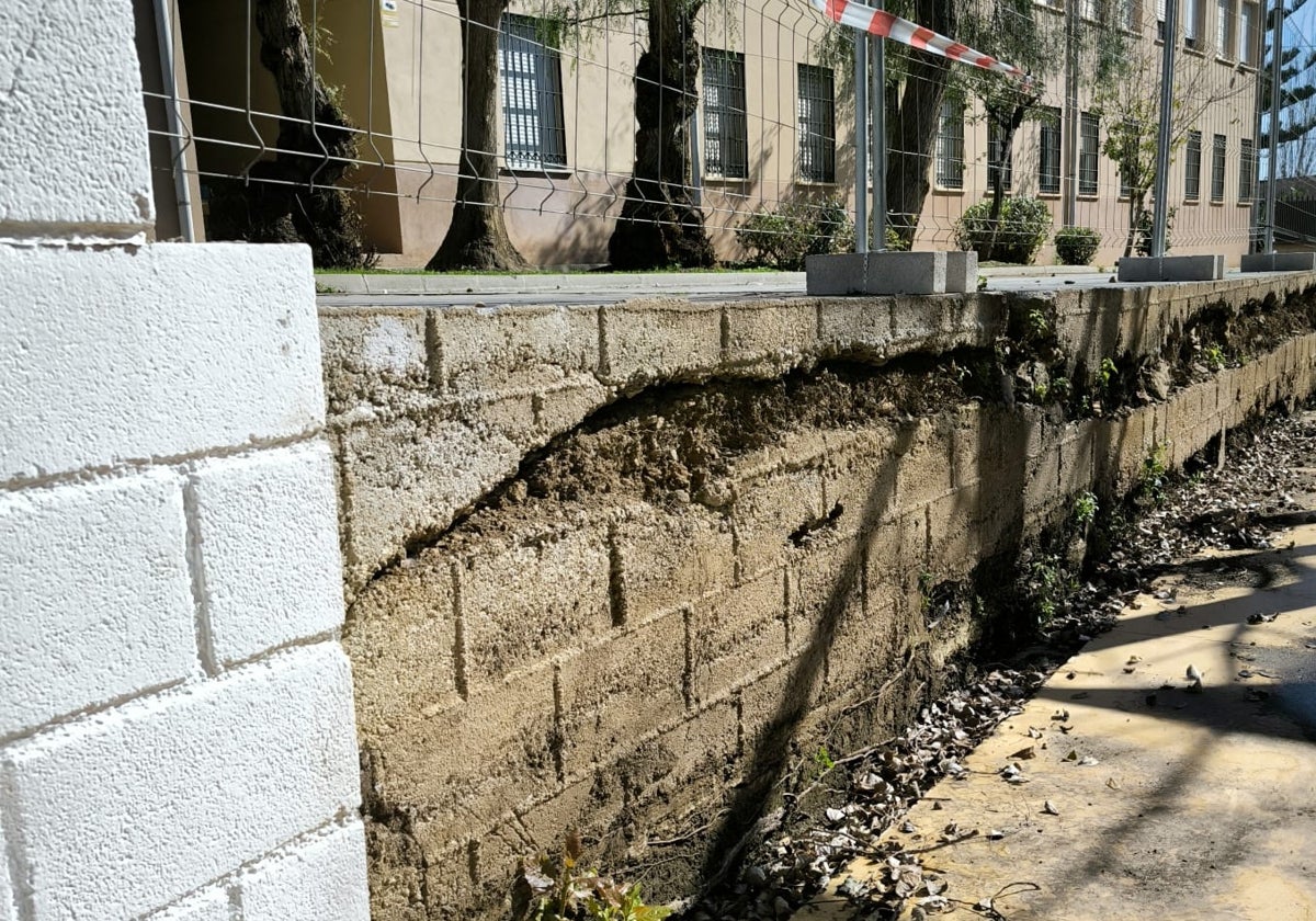 Imagen de los daños en el muro que separa los dos centros educativos de Torrox-Costa.