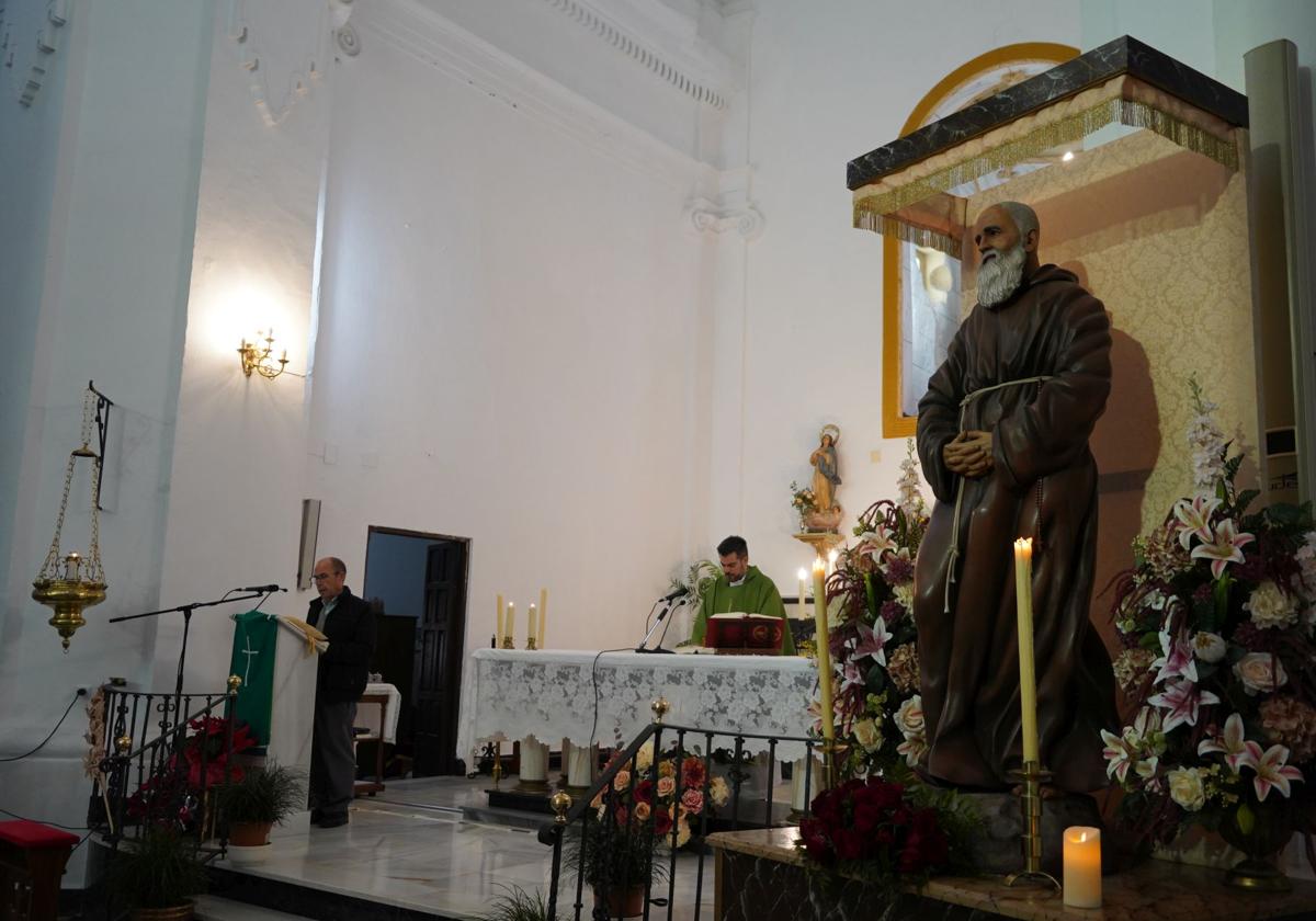 Un momento de la misa celebrada en su honor.