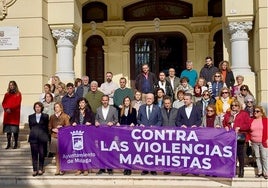 Minuto de silencio por Lina, la primera víctima de violencia de género este año en la provincia de Málaga, que murió presuntamente a manos de su pareja en Benalmádena.