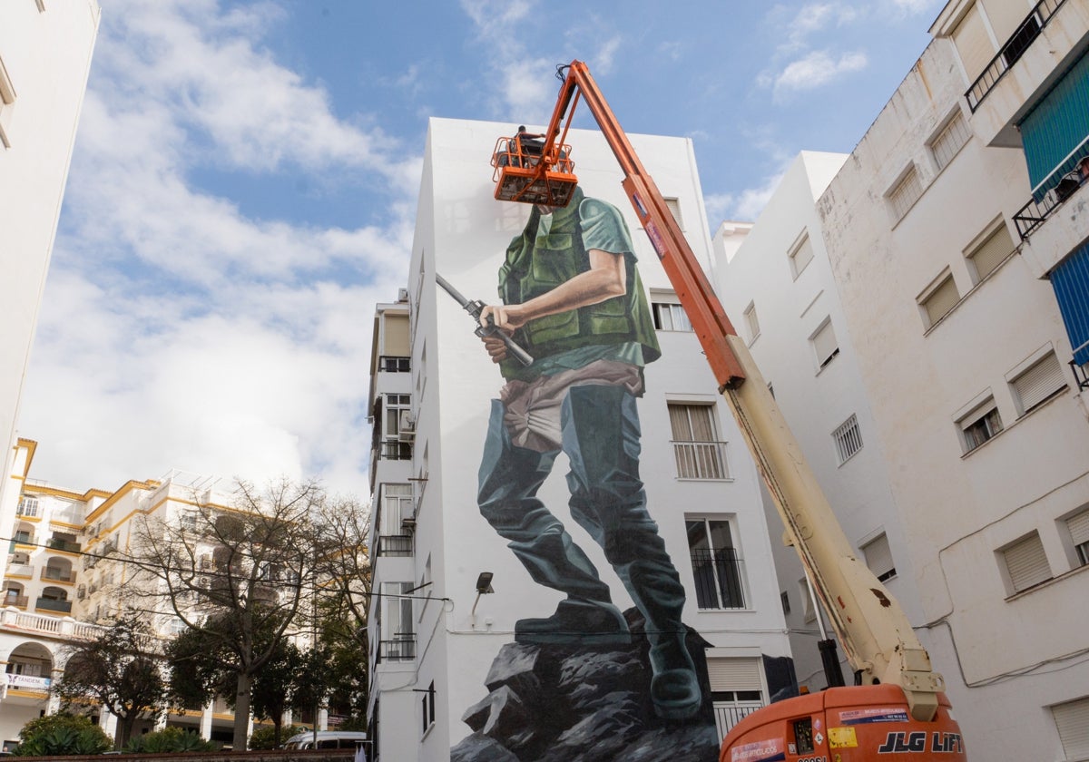 Imagen del mural 'Día de Pesca' que se encuentra en restauración.