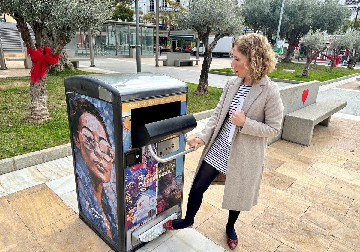 La concejal de Limpieza junto a una de las papeleras inteligentes de Fuengirola.