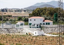 Vista del exterior de la EDAR del Bajo Guadalhorce, con el cartel indicativo de obras de la Junta.