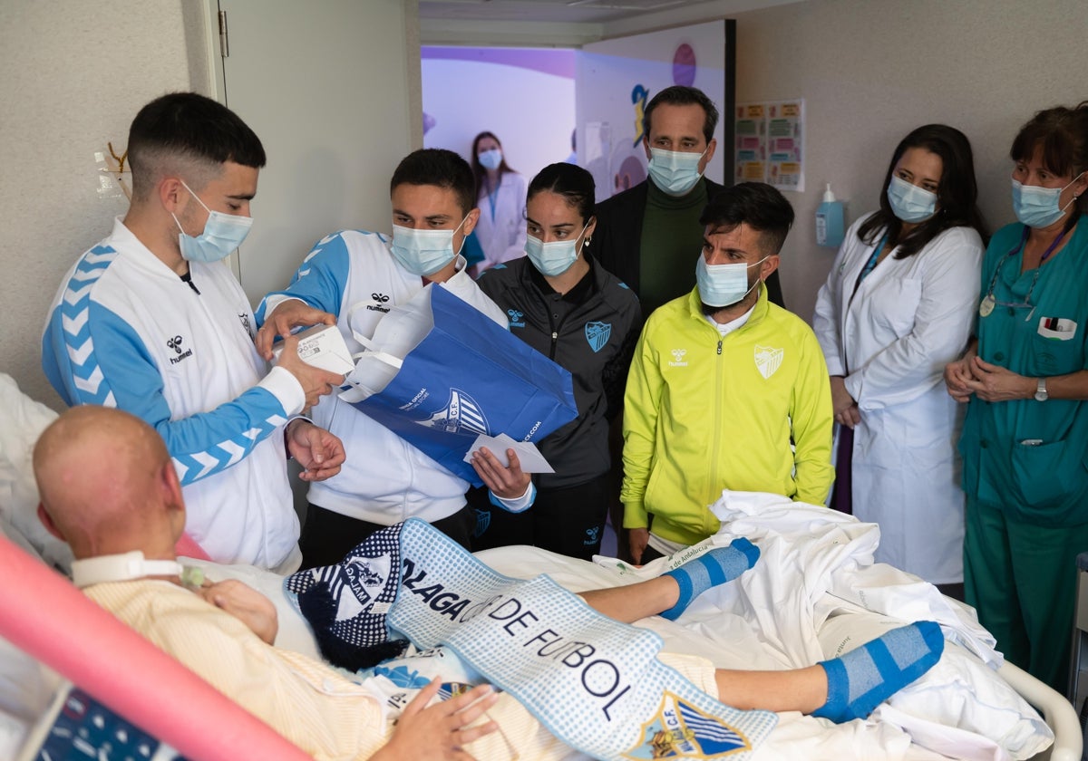 Sangalli y Ramón hacen entrega de algunos regalos para un paciente del Hospital Materno-Infantil.