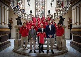 La selección de rugby seven posa con el alcalde en el Ayuntamiento de Málaga.