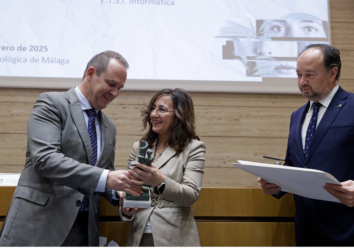 Una imagen del acto de entrega de premio Concha Caballero, en el salón de actos de la Autoridad Portuaria.