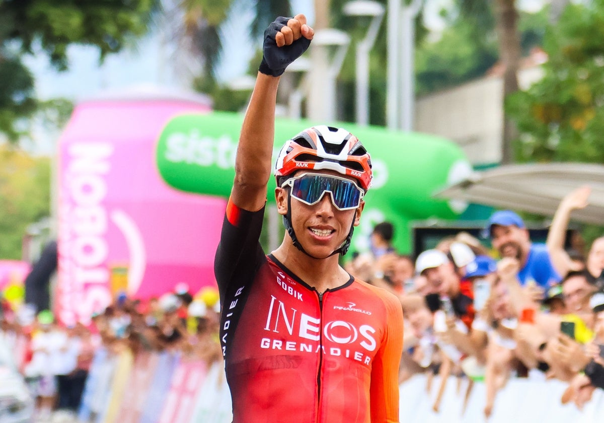 Egan Bernal levanta la mano tras vencer.