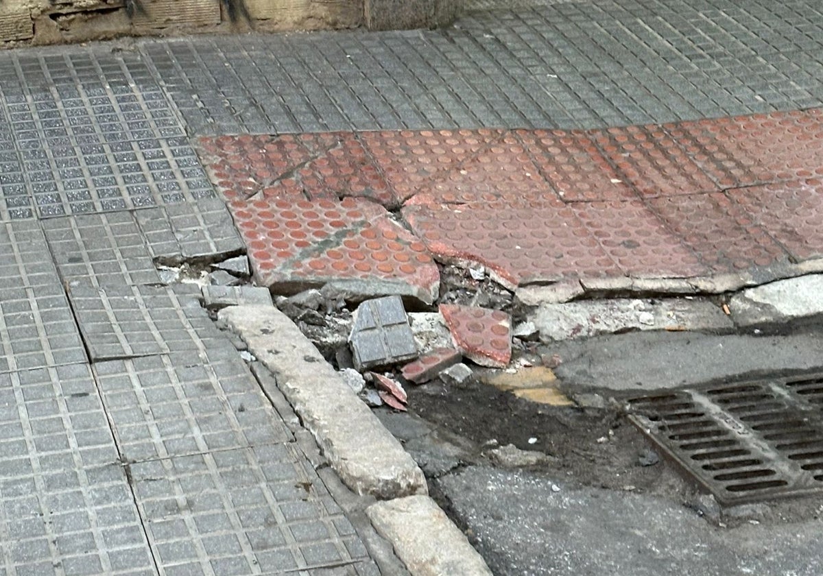 Bordillo roto en Plaza de Toros Vieja.