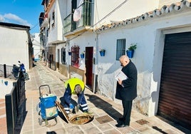 El concejal del Centro Histórico, supervisando los trabajos, este miércoles en Vélez-Málaga.