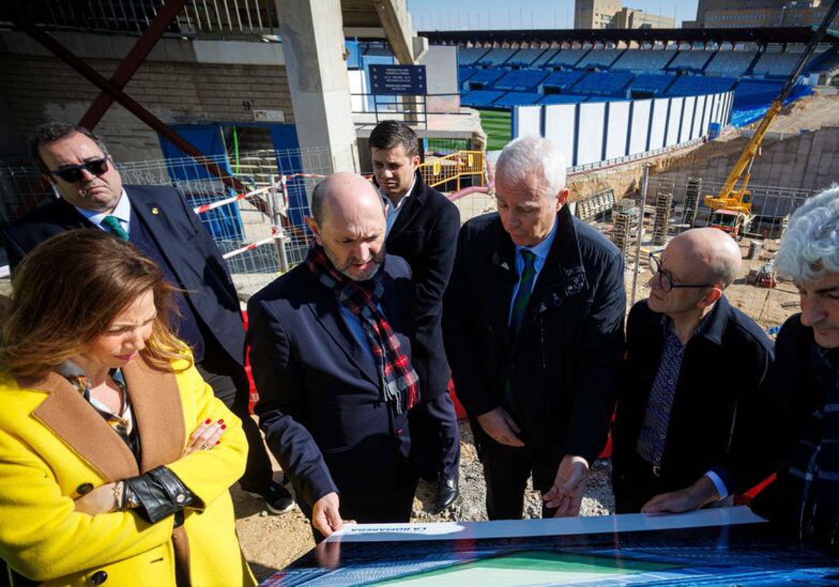 Rafael Louzán, presidente de la RFEF, en su visita a las obras de La Romareda.