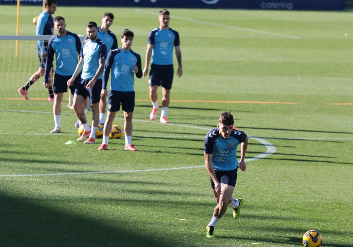 Gabilondo, con el balón, y detrás otros malaguistas en el entrenamiento de ayer del Málaga.