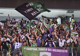 Aficionados del Unicaja animan a su equipo en la grada del Gran Canaria Arena.