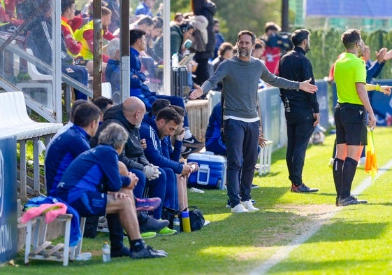 Abel Segovia habla con otros miembros del cuerpo técnico, durante el pasado partido frente al Murcia.