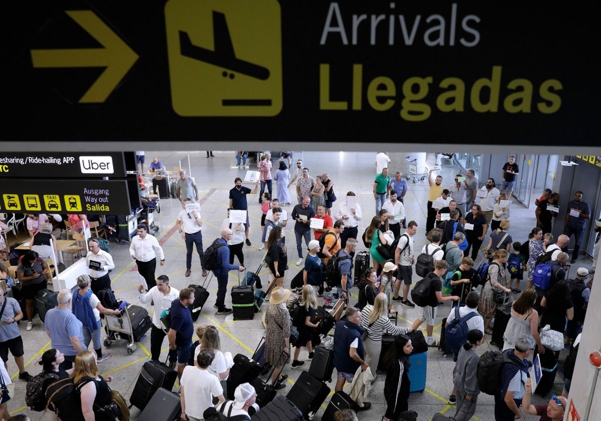 Turistas llegan al aeropuerto de Málaga.