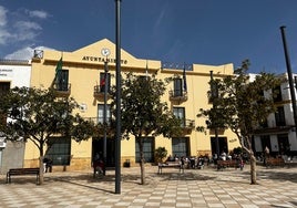 Fachada principal del Ayuntamiento de Vélez-Málaga en la céntrica plaza de Las Carmelitas.