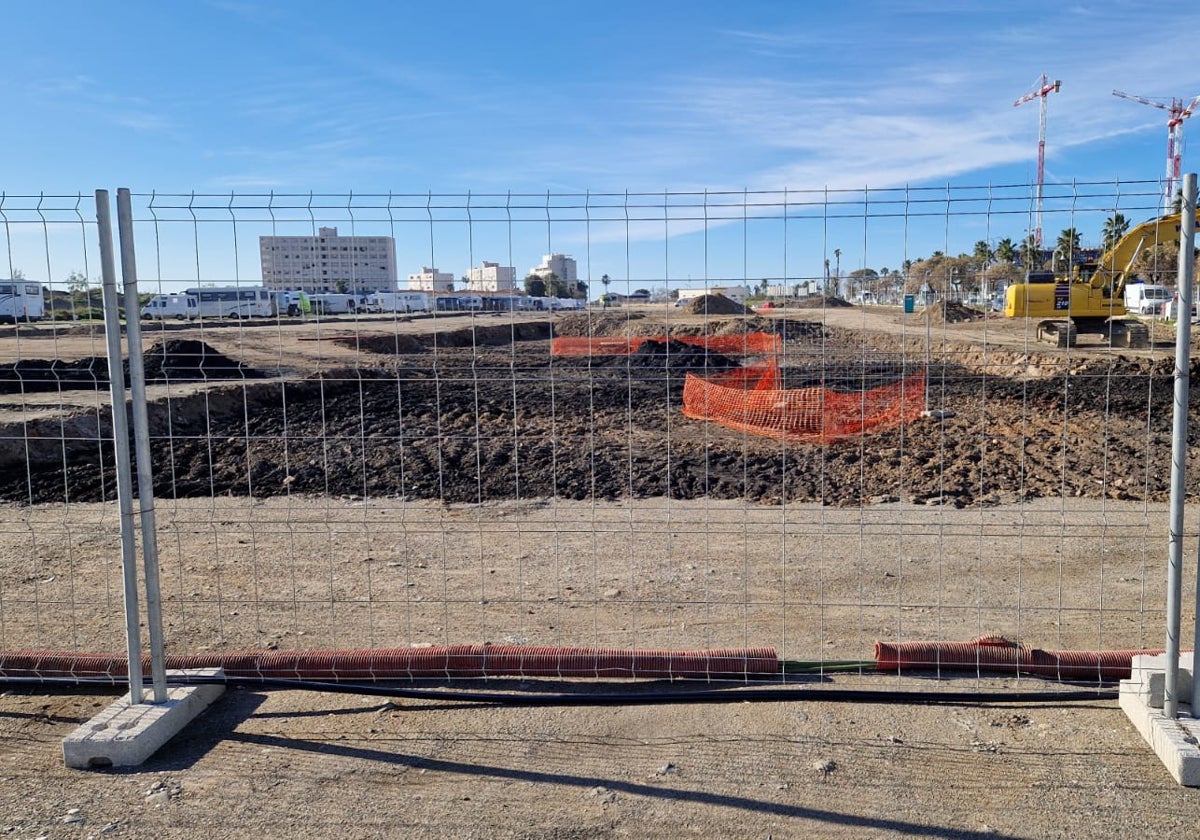 Aspecto de las obras para prolongar el paseo marítimo, que durarán nueve meses.