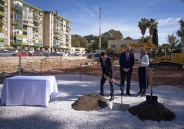 Juanma Moreno, Francisco de la Torre y Rocío Hernández, durante la colocación de la primera piedra