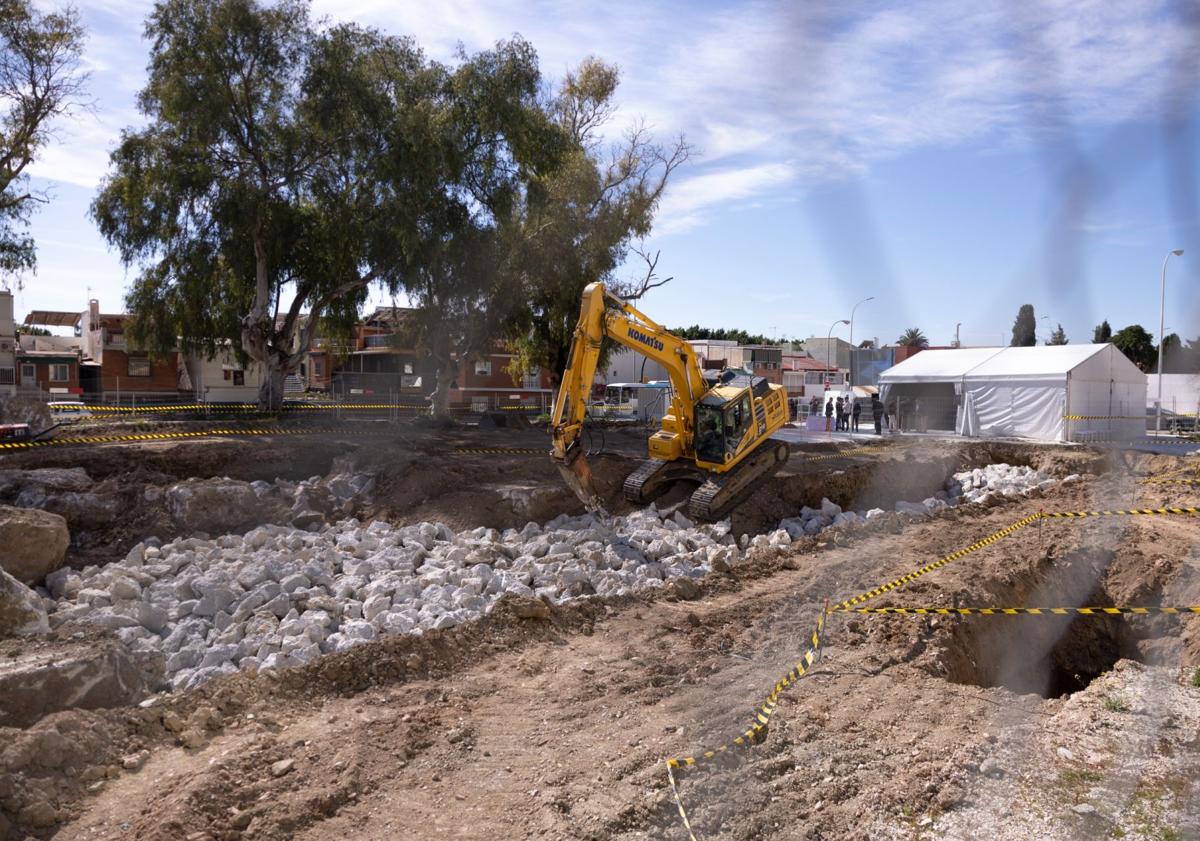 Imagen principal - Juanma Moreno: «Con el nuevo centro de salud de El Palo estamos saldando una vieja deuda»