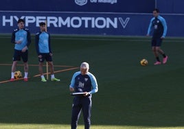 Pellicer apunta conceptos en su pizarra en un entrenamiento reciente.