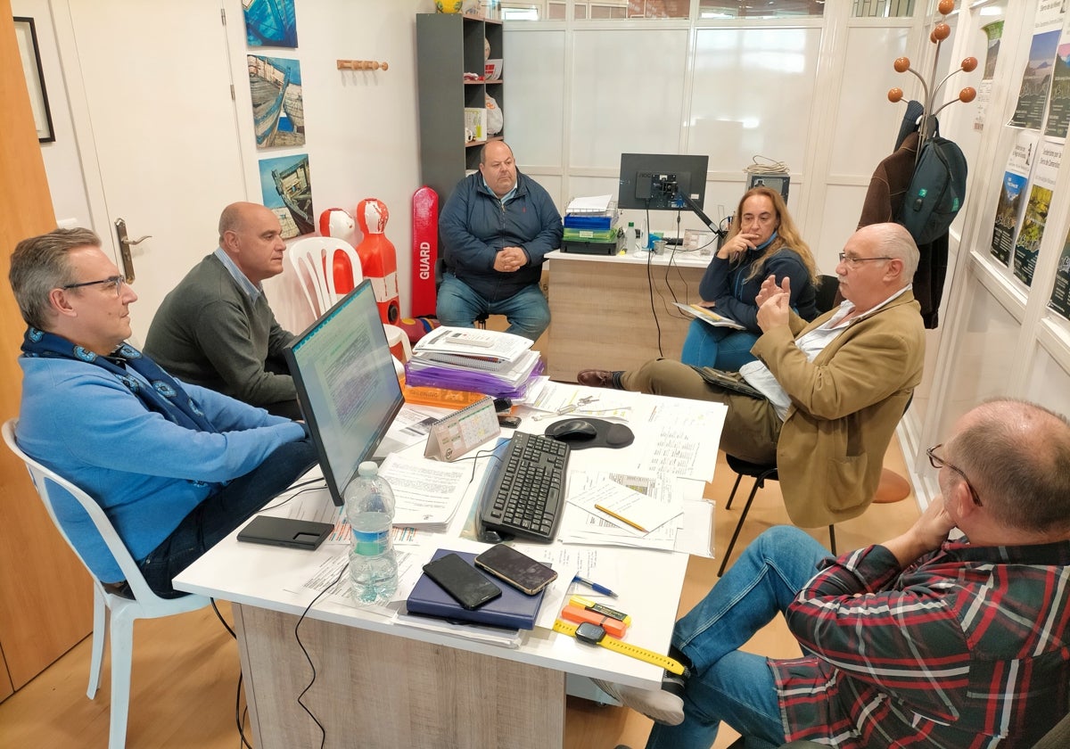 El concejal de Deportes, Manuel Gutiérrez, este jueves reunido con técnicos en las instalaciones de la piscina cubierta.