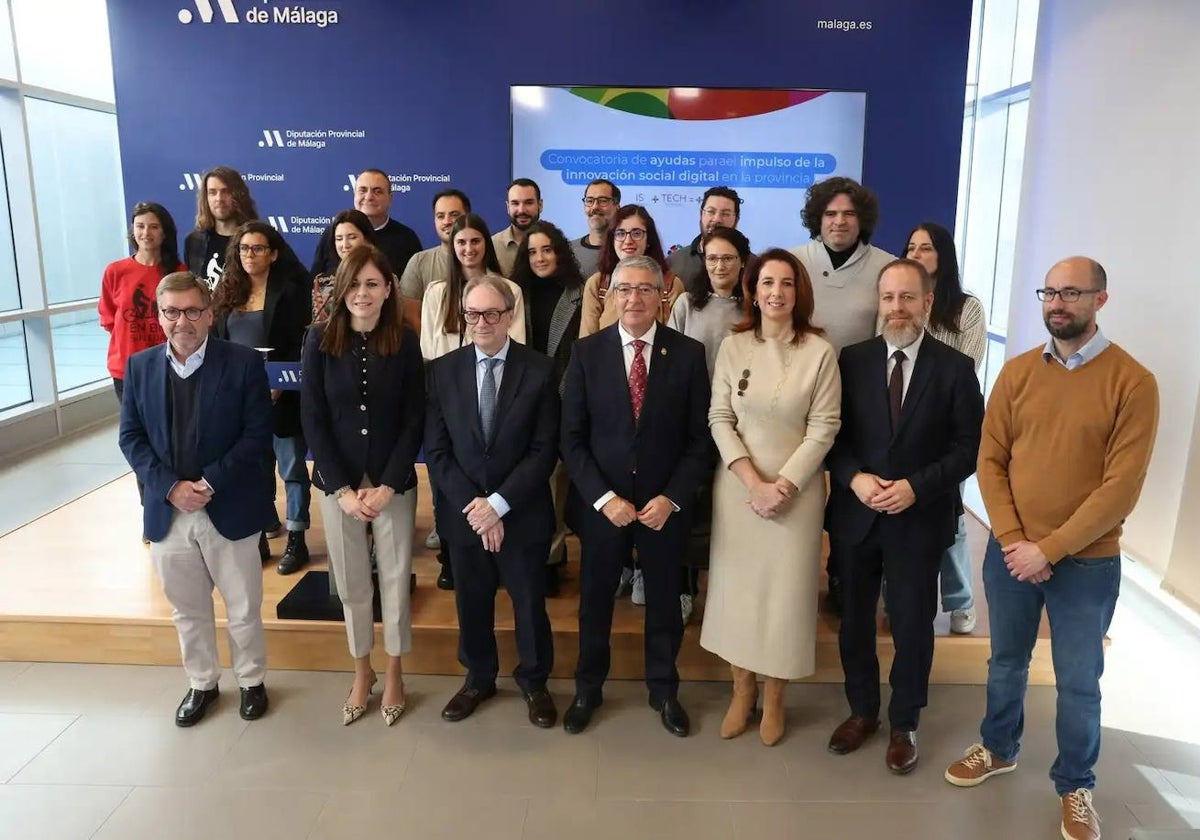 Foto de familia entre representantes de Fundación 'la Caixa' y Diputación de Málaga tras la renovación.