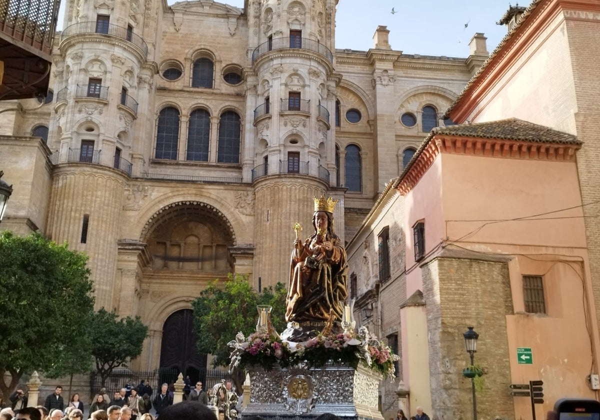 La Patrona de Málaga, junto a la Catedral, en dirección a la iglesia de Santiago por calle San Agustín.